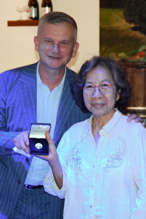 Kansri Boonpragob awarded the Acharius Medal